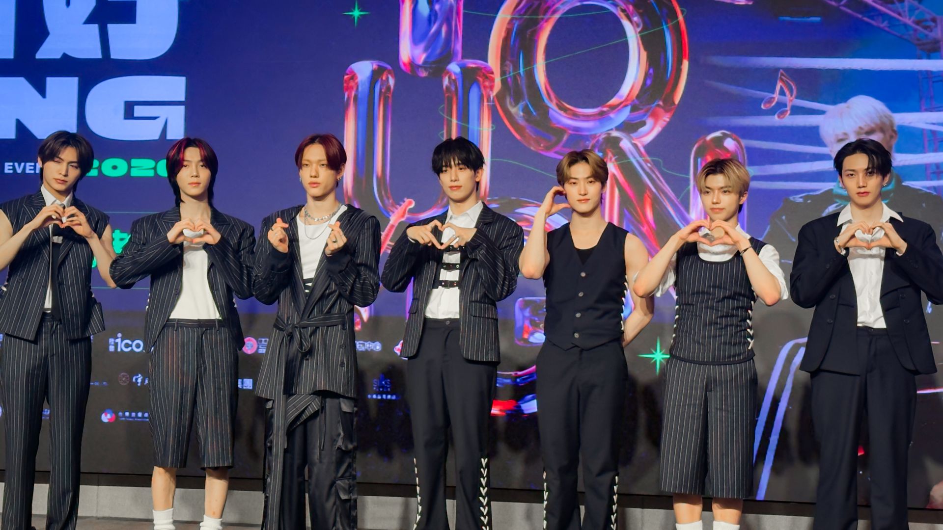 ▲ALL(H)OURS首登台南跨年！無袖帥炸現身 團員親餵吃美食...黃偉哲害羞臉紅（圖／記者王俊勝 拍攝）