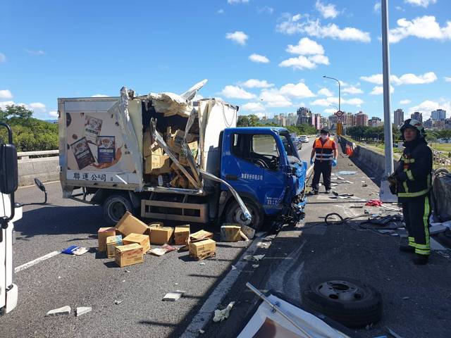 台北市水源快速道路今（17）日上午9時許發生1起自撞事故。