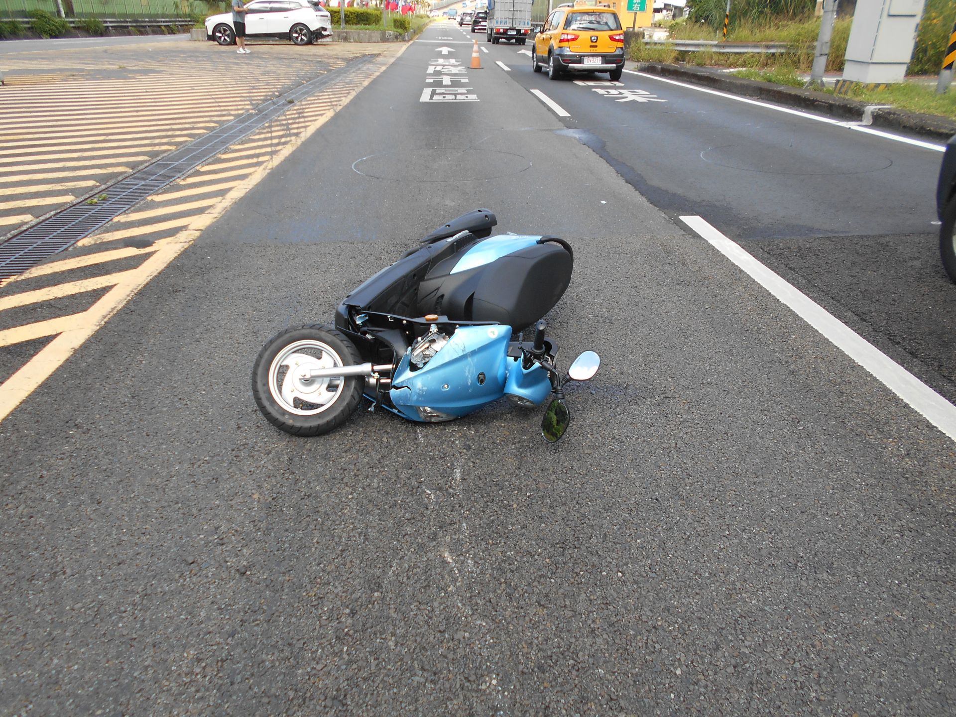 賈姓男子當時騎機車誤上國道，在基隆路段與內側車道由46歲王男駕駛的自小客車發生碰撞。