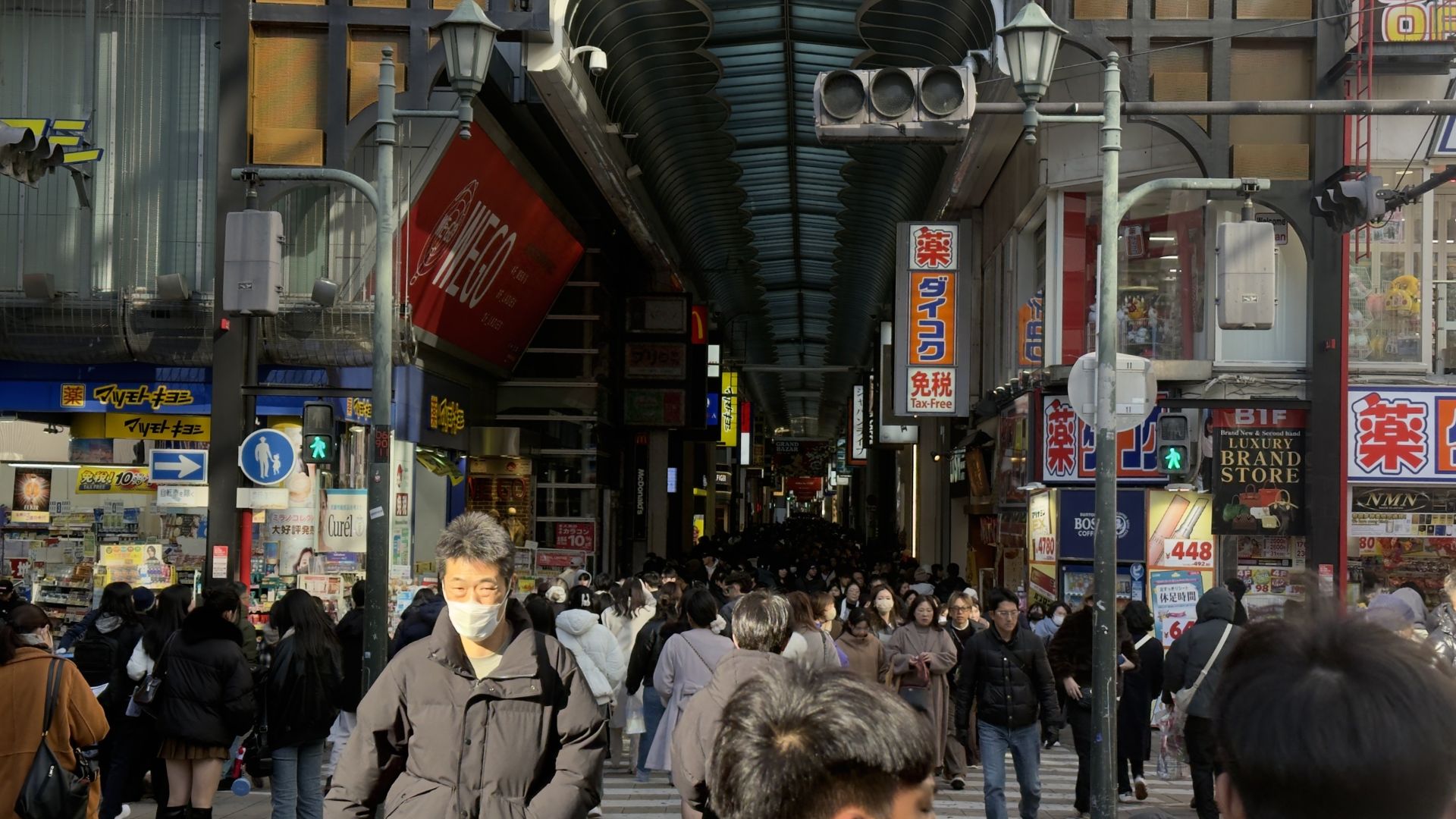 ▲大阪禁路邊吸菸1年了！吸菸室嚴重不足...民怨炸鍋 街頭照抽還亂丟菸蒂（圖／記者王俊勝 翻攝）
