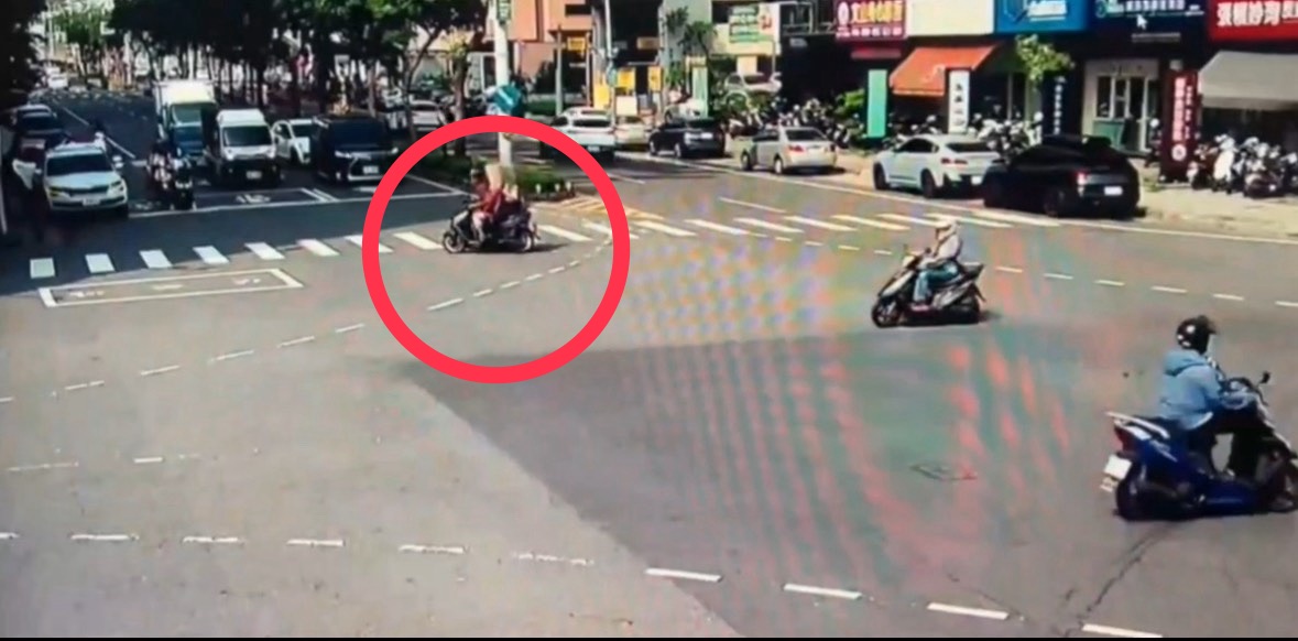 高雄澄清路上，機車後座乘客沒戴安全帽，竟以紙袋充當。