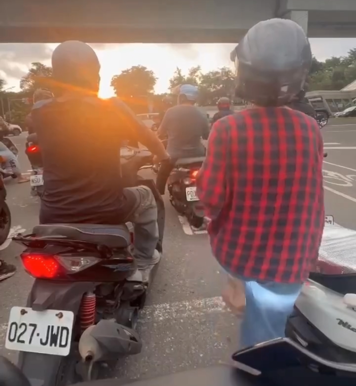 楠梓阿嬤停紅燈突下車「伸展筋骨」！全程被拍　警怒開罰千元：別把路口當運動場