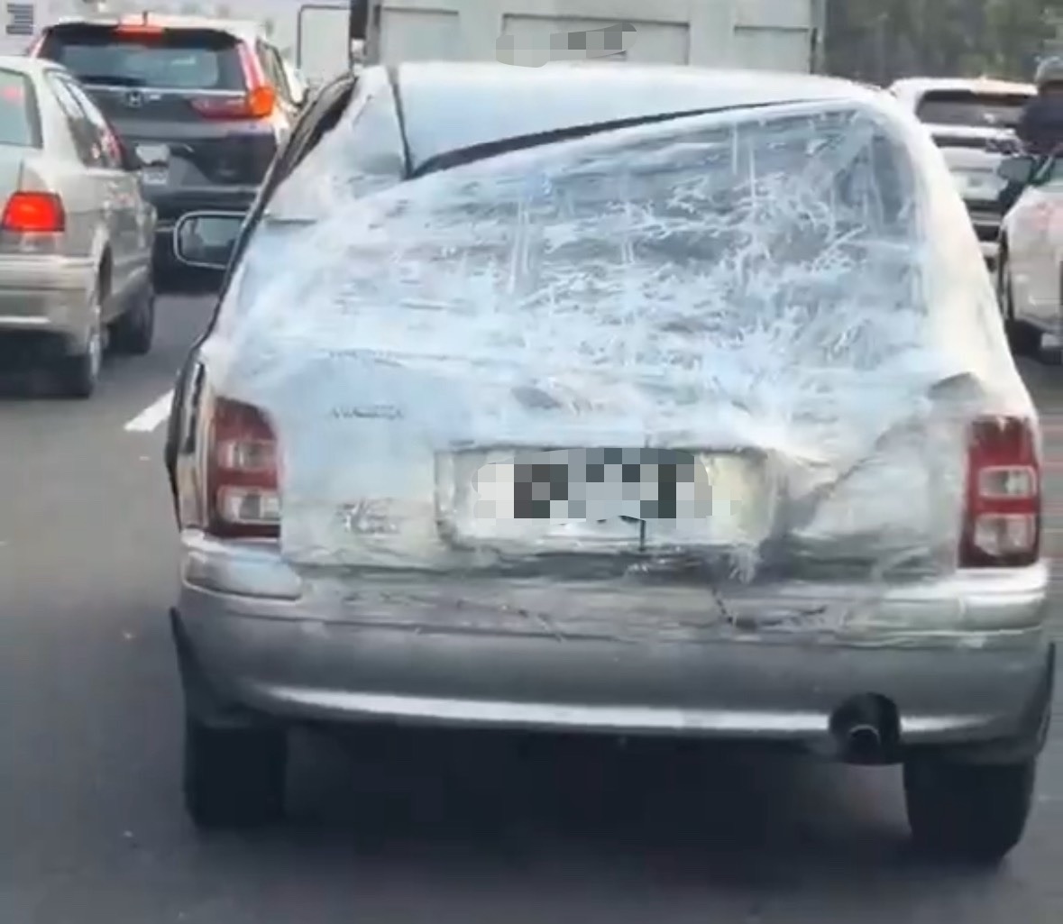 嘉義事故車膠帶包好繼續開 恐吞最高3600元罰單