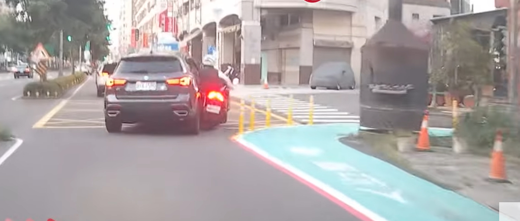 高雄轎車突「鬼切」 機車閃避不及慘遭撞飛 倒地手腳濺血！
