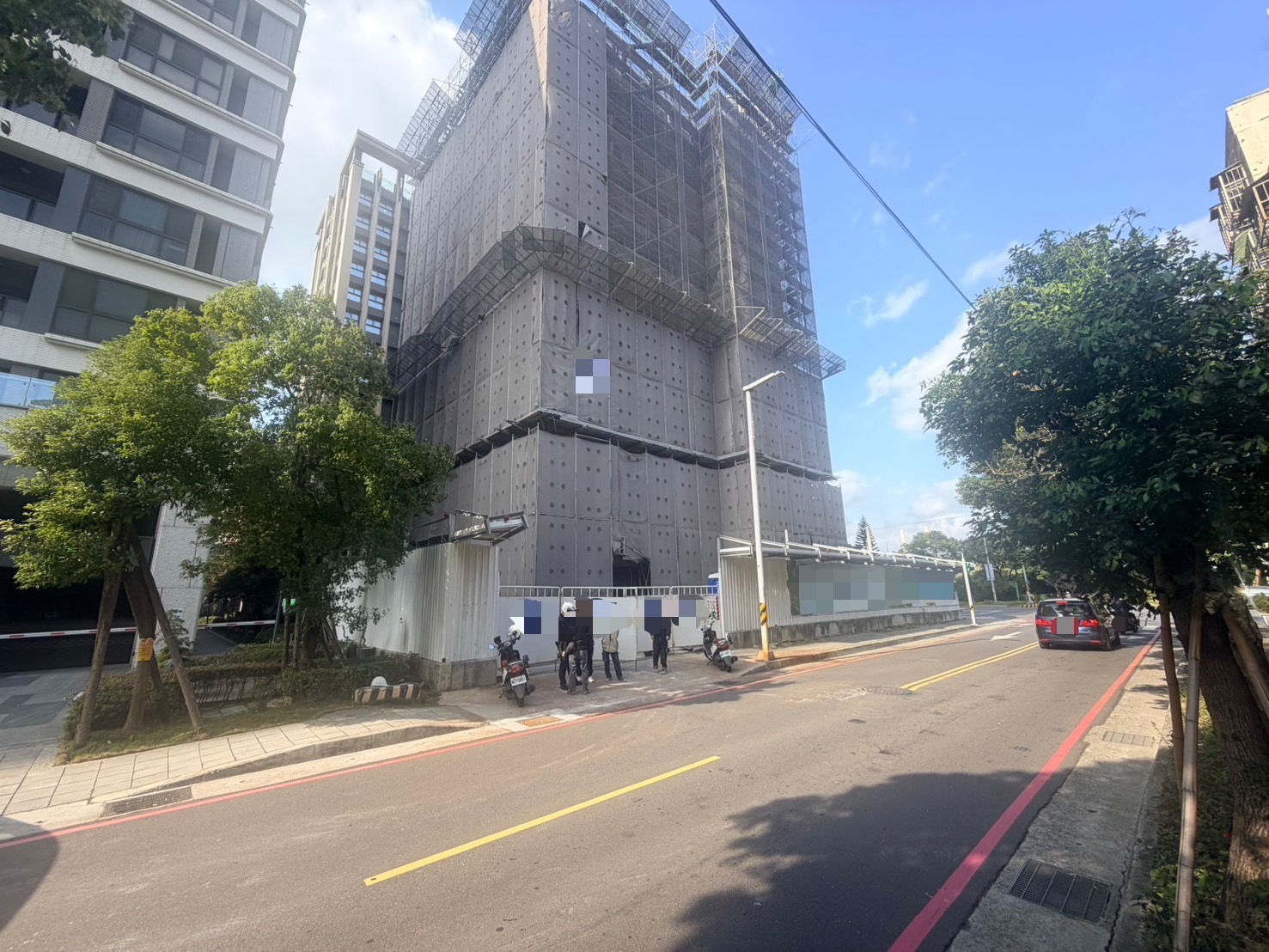 新北市三重區今（12）日下午發生1起工安意外。43歲黃姓建築工人在元信二街1處新建案工地施工時，不明原因從10樓高處墜落。