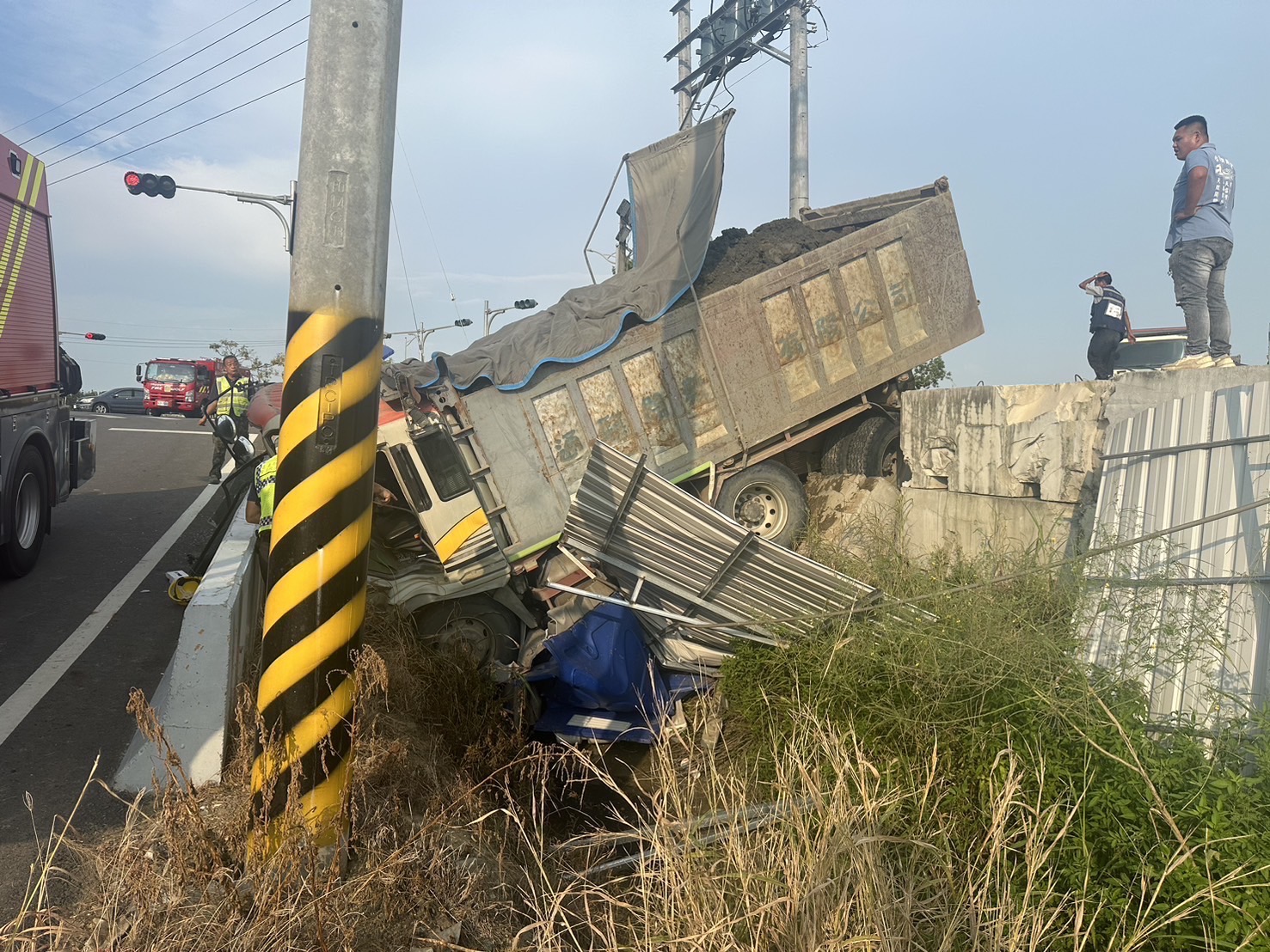 嘉義台積電外包工地傳意外！貨車滑行「直撞流動廁所」 女義交被困獲救