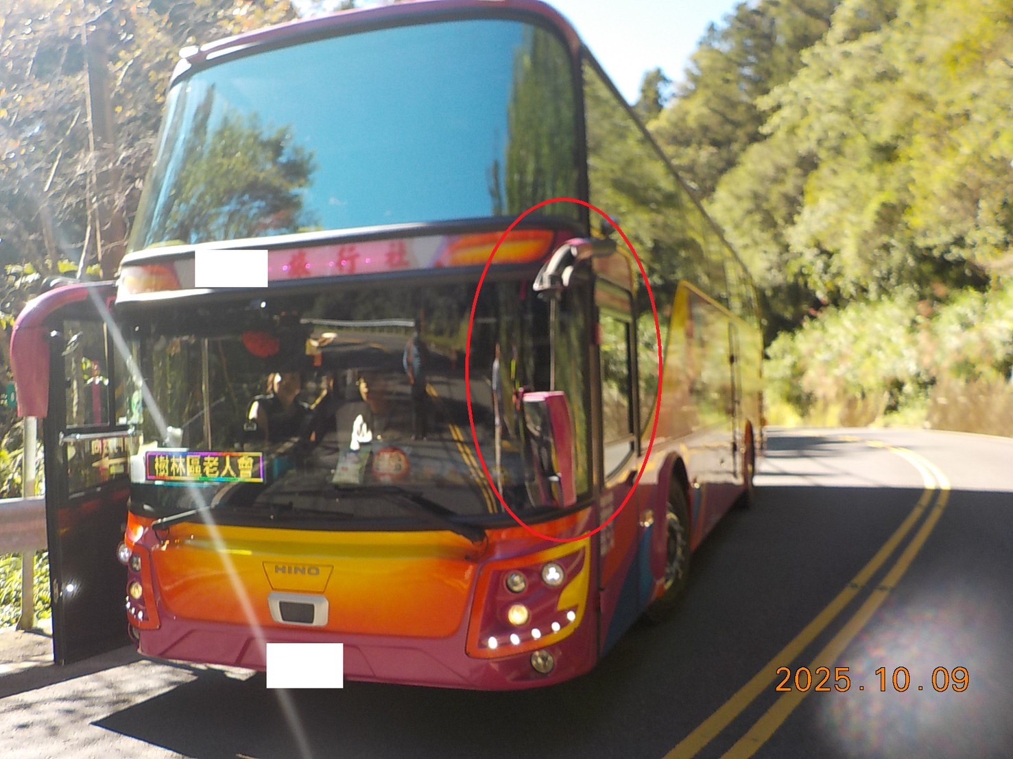 阿里山公路驚險一瞬！工程車貪快超車 撞飛遊覽車後照鏡 