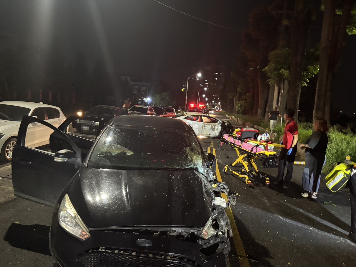 酒駕自撞路墩彈飛波及對向車釀4傷 男爬副駕駛座誆稱「我被載」