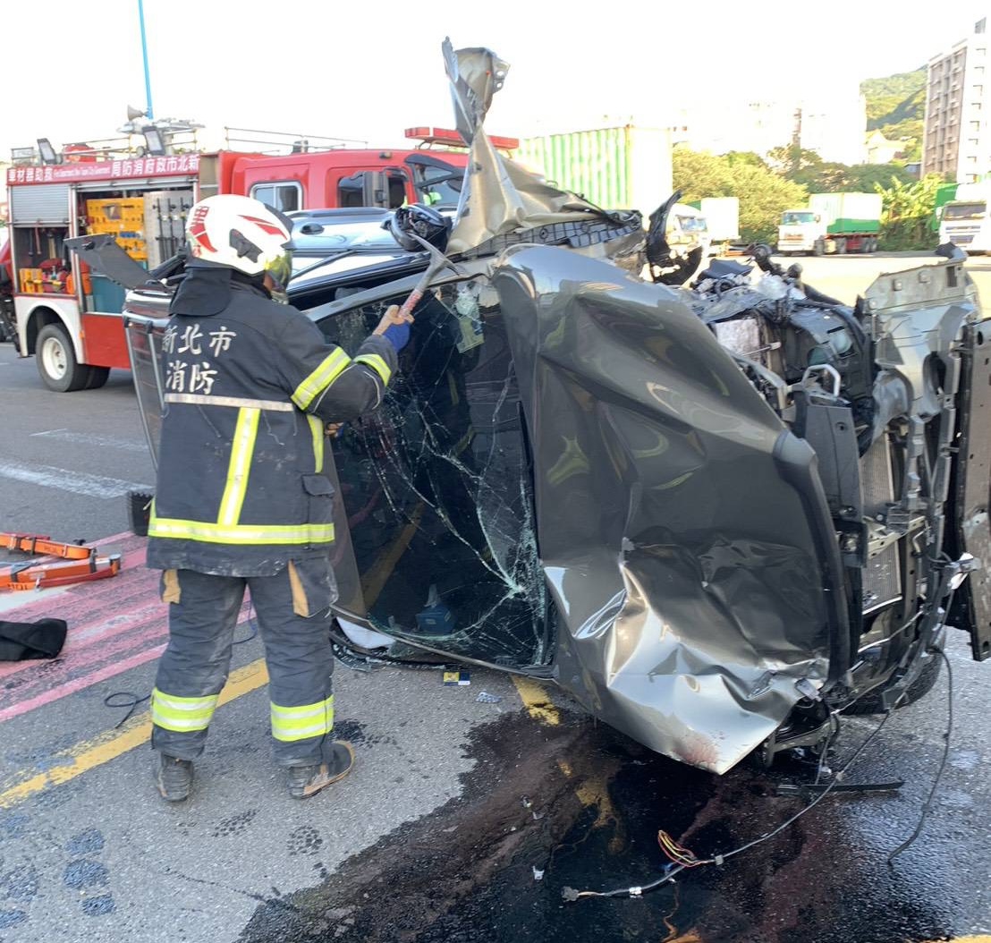 台北港對撞事故! 汽車逆撞單車 5旬騎士送醫命危