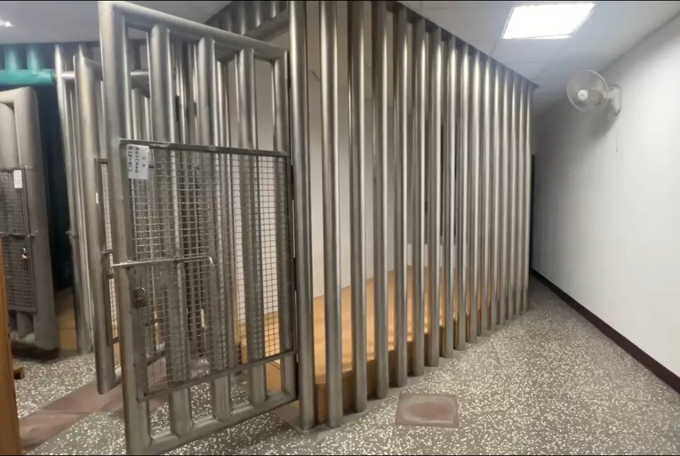 國慶日土城拘留室濺血! 通緝犯偷拔輕鋼架鐵片企圖割喉警搶救