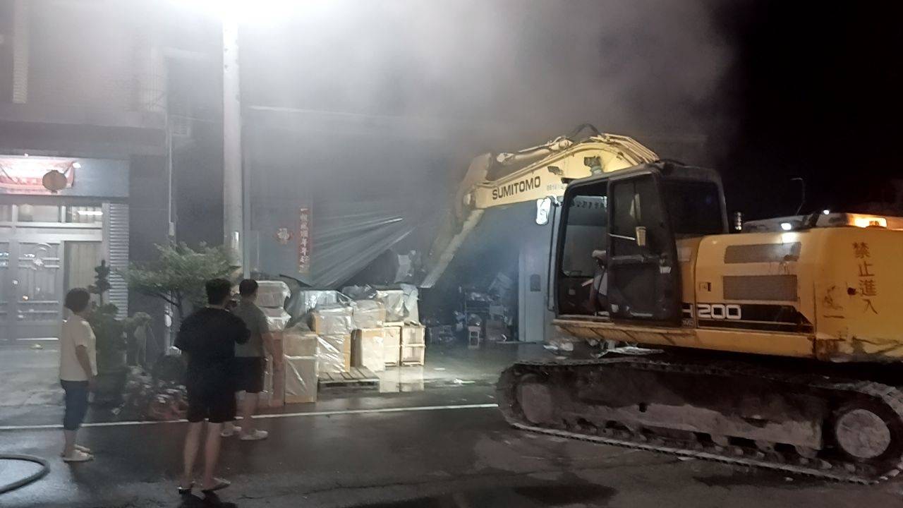東港五金百貨倉庫突爆火光！消防搶救