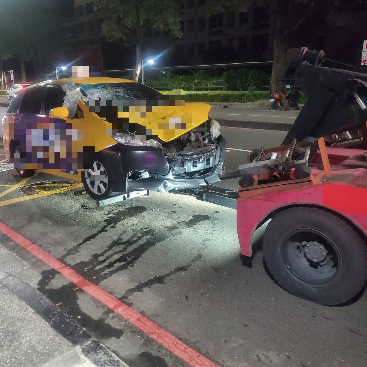 高雄婦過馬路闖紅燈，慘遭計程車撞死