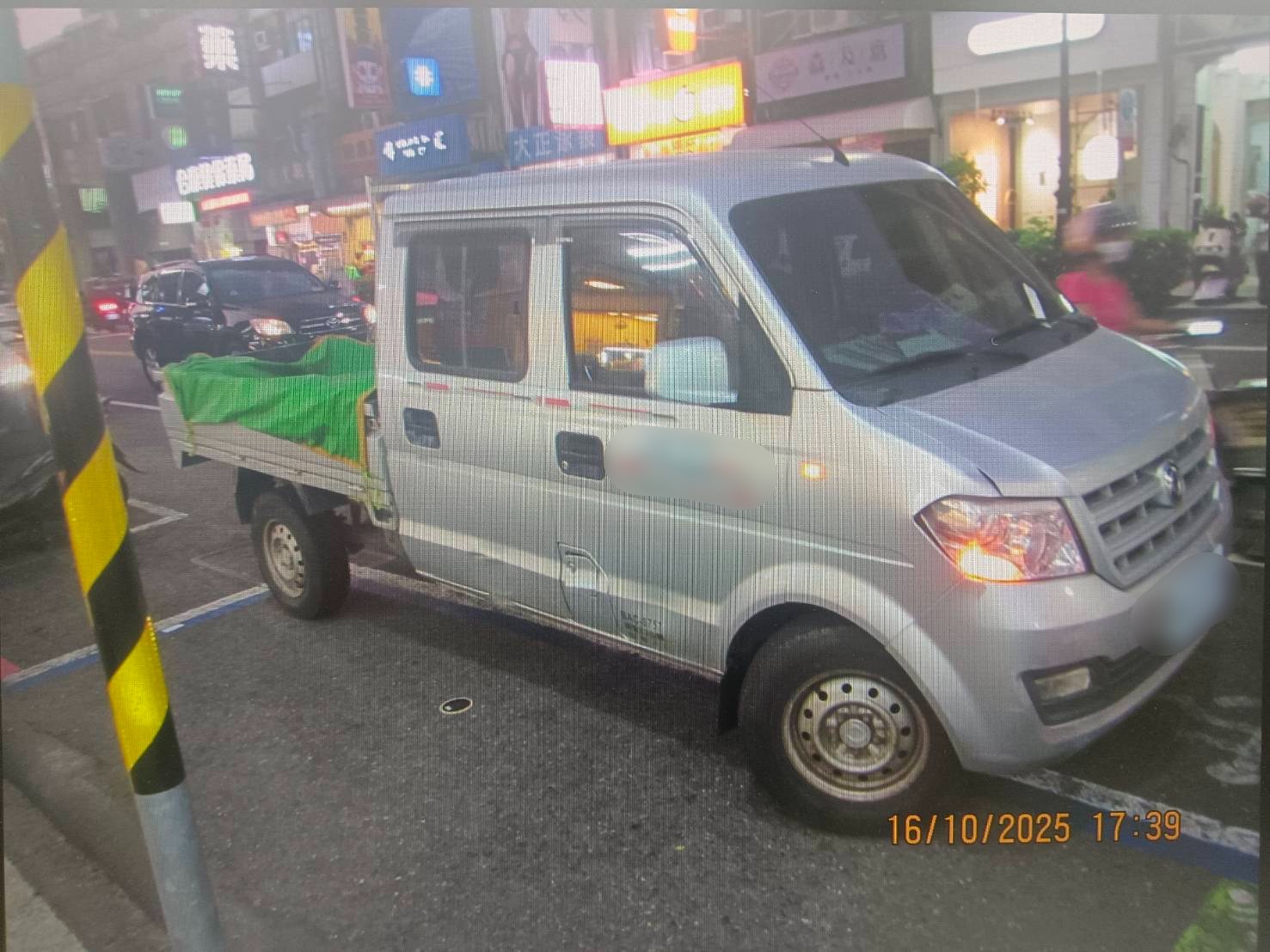 左營裕誠路17歲少女過馬路，遭小貨車擦撞倒地送醫。