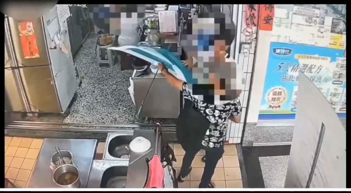 高雄2竊賊雨傘遮掩「神偷手法」　趁店員忙亂順手牽走錢筒
