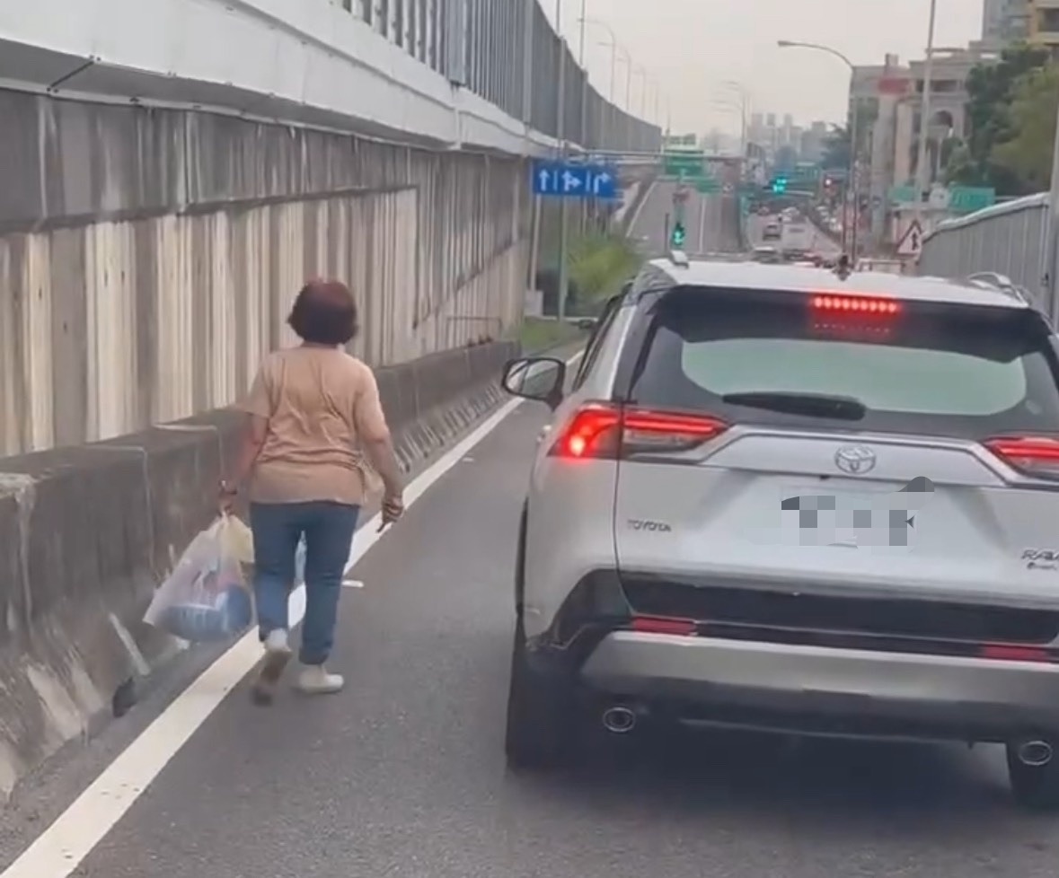 國一南下九如出口  婦竟在車陣中散步 警:最高罰6千