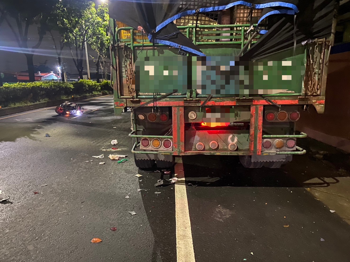 高雄大寮68歲騎士疑閃避不及自撞拖車 慘遭大貨車輾過不治