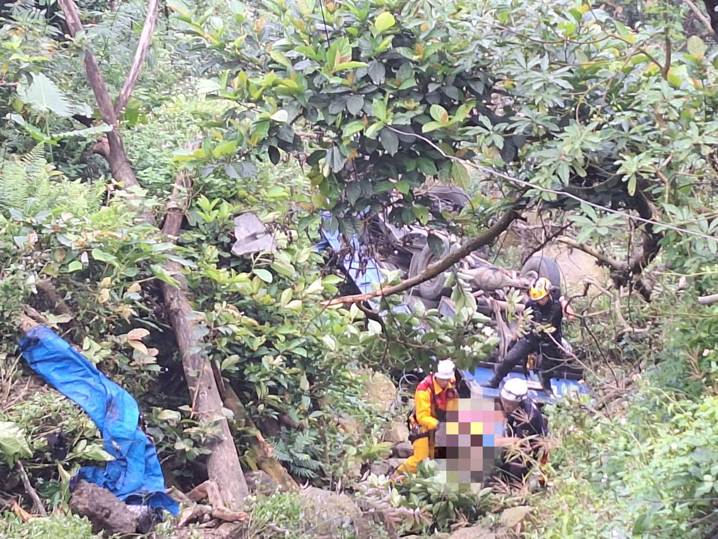 嘉義男開貨車訪友「倒車失足摔20米深山谷」