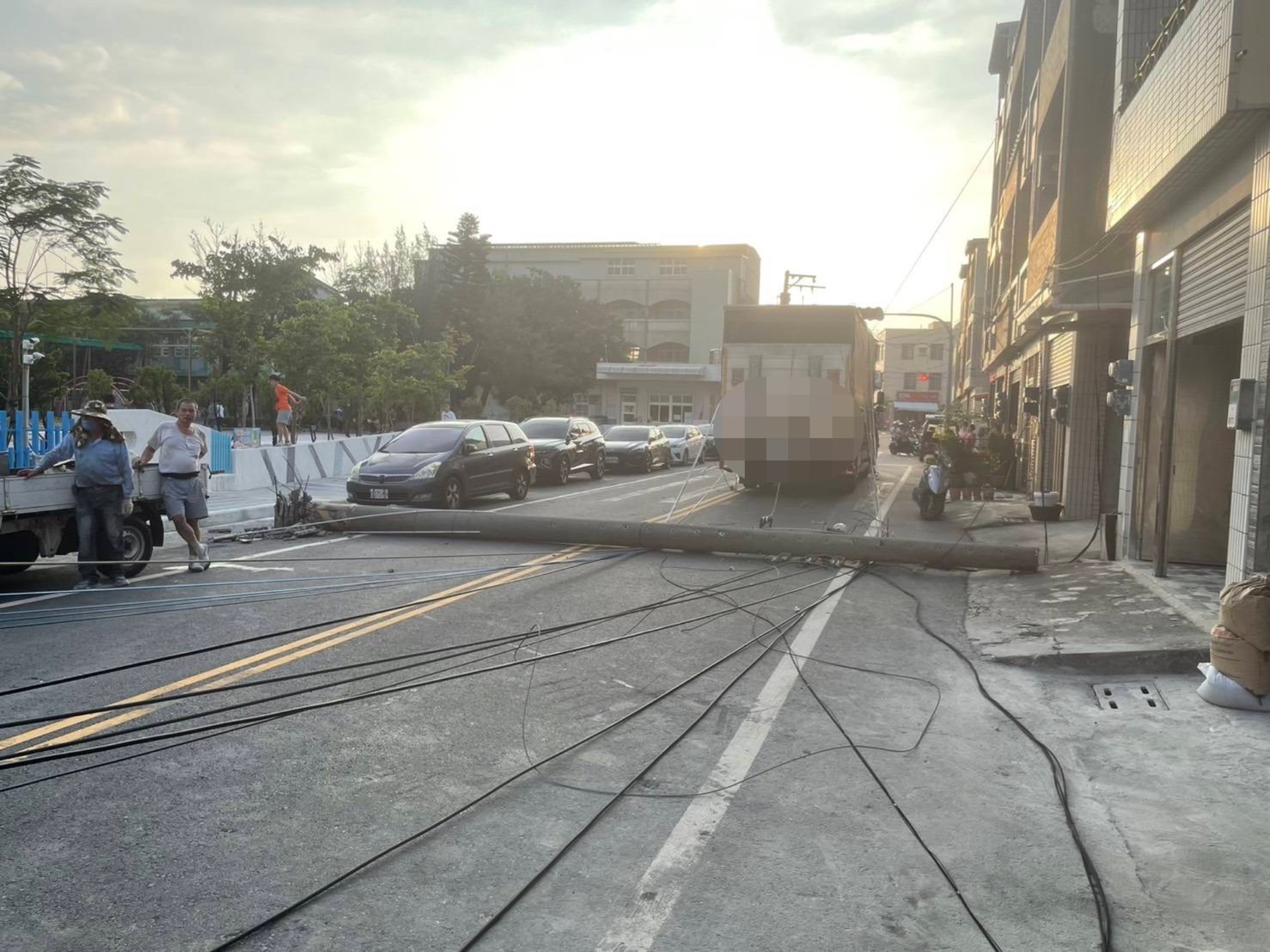 高雄驚險一瞬!貨車勾線扯倒電桿 砸中自車 附近一度停電