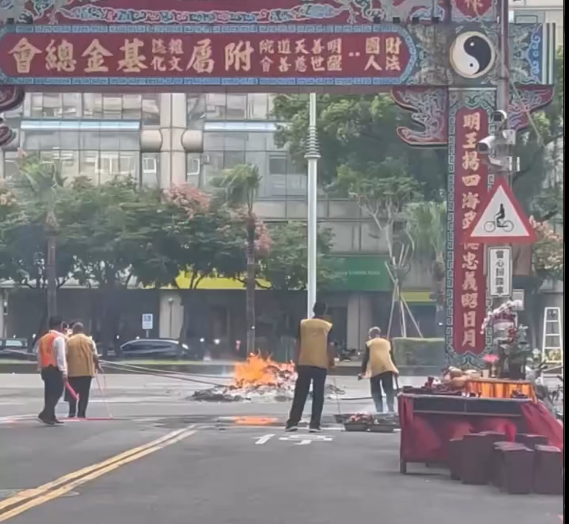 違規廟會惹民怨! 高雄嘉陵街祭典馬路燒紙錢冒濃煙 警環聯手開罰