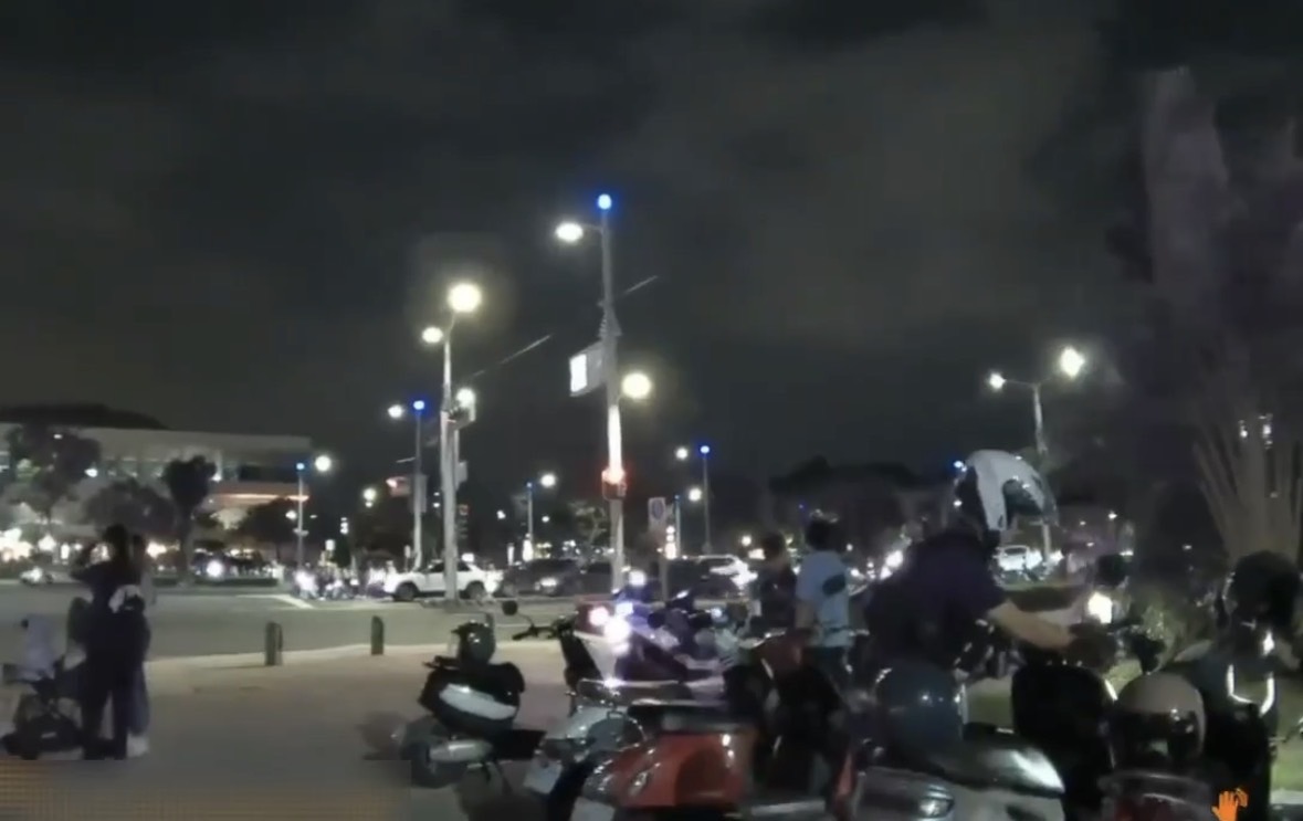 22公尺巨型南瓜超夯 衛武營湧人潮警取締違停38件