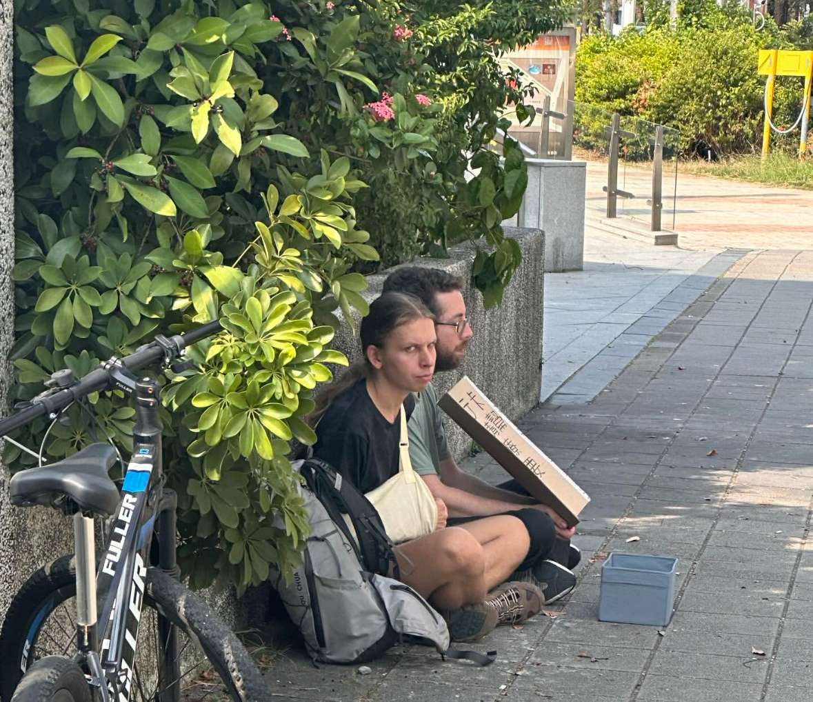 卡被凍結紙牌募醫療費 兩俄籍男現身高雄 警及移民署出手 兩人違法將被遣返