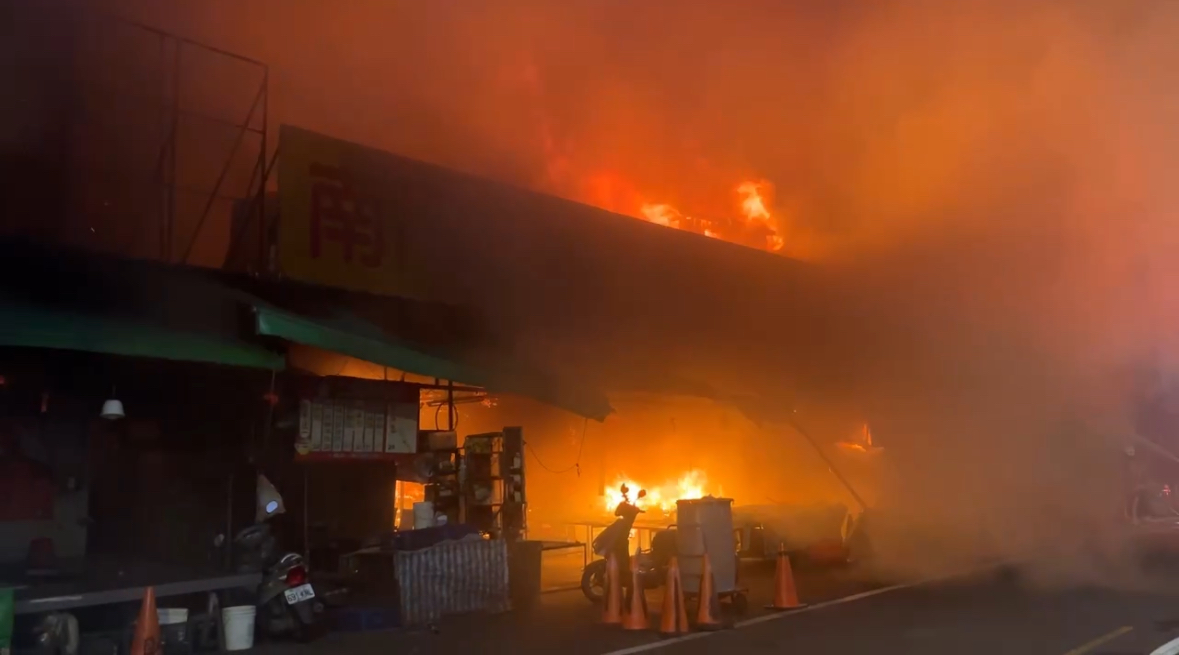 桃園南門市場火警,83歲翁驚險脫困