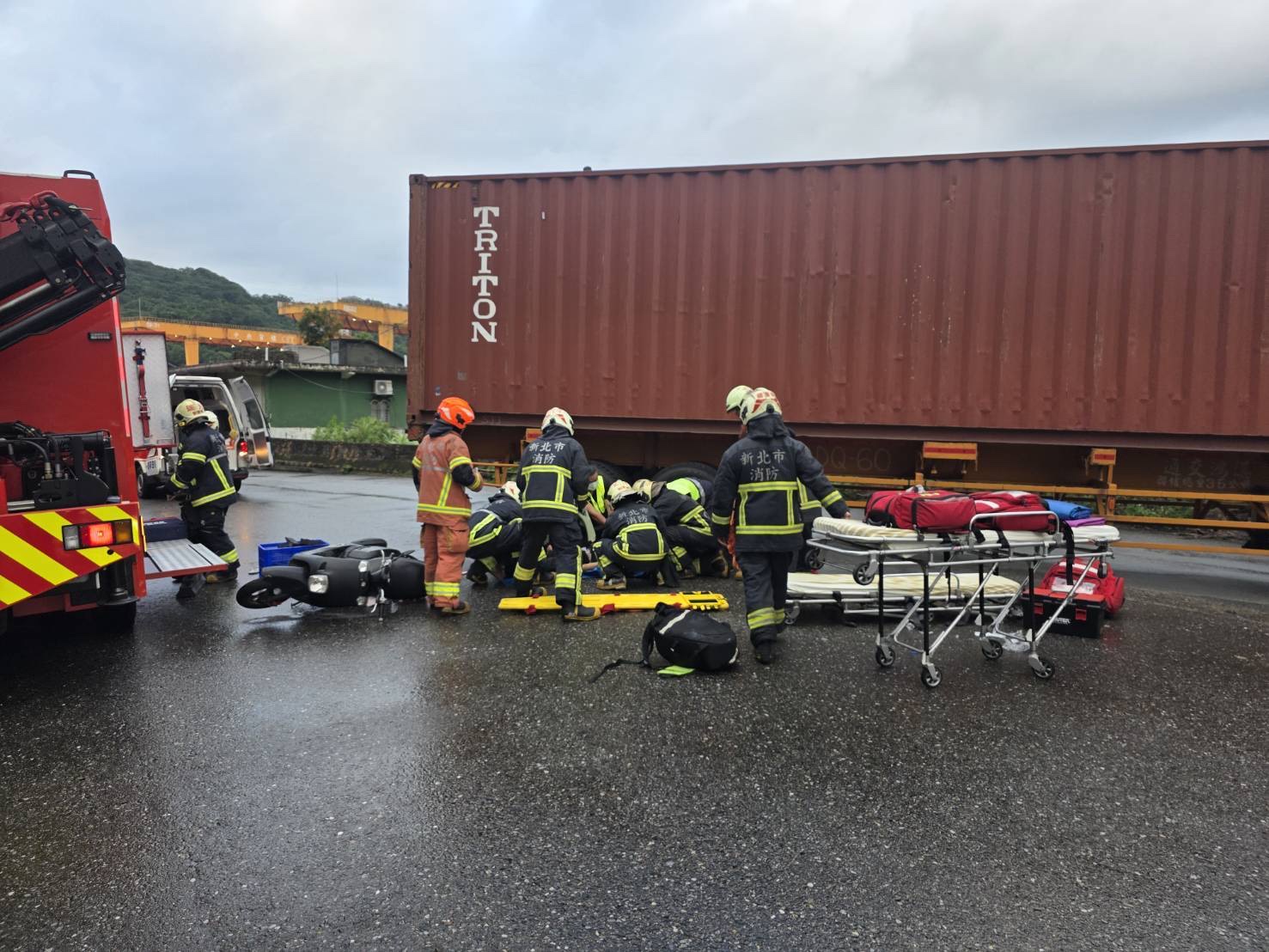 瑞芳曳引車左轉猛撞機車 騎士遭輾命危送醫搶救中