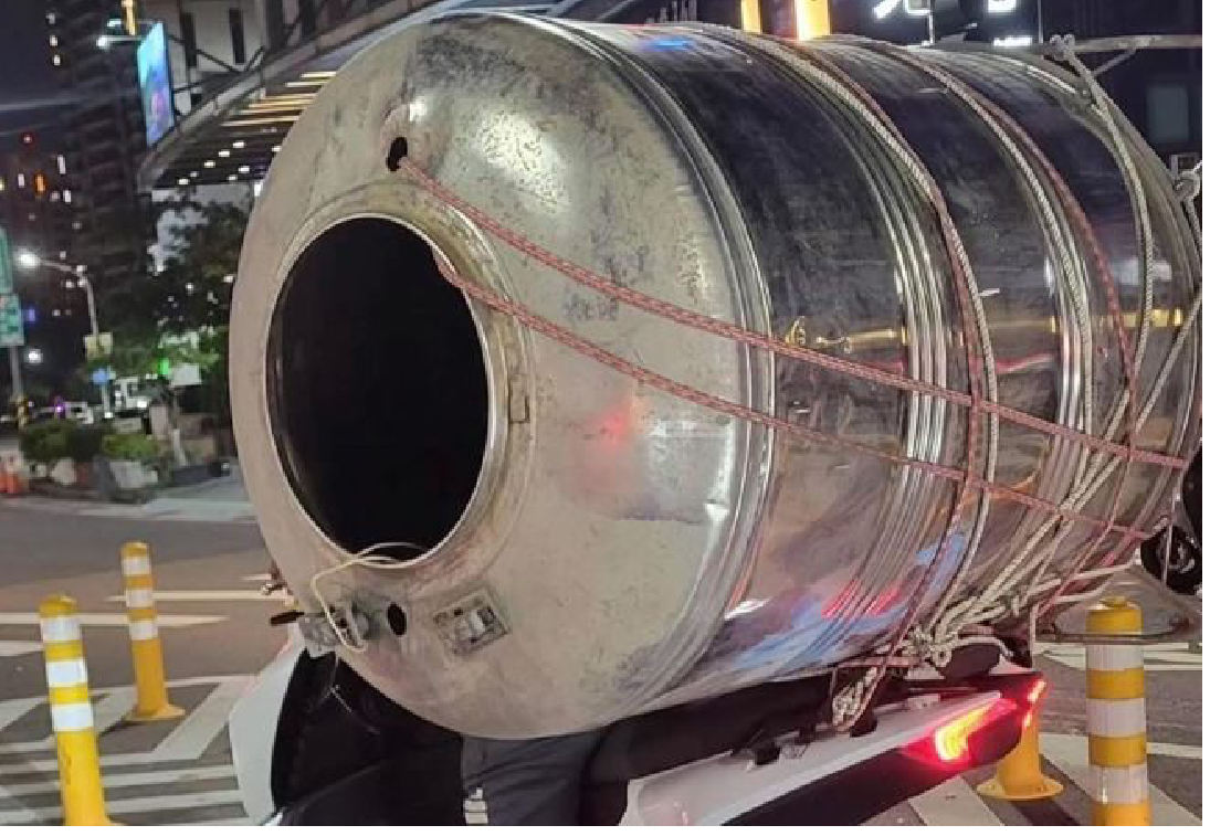 台灣機車無極限 載水塔上路 警方怒了開罰喊話：別拿命開玩笑