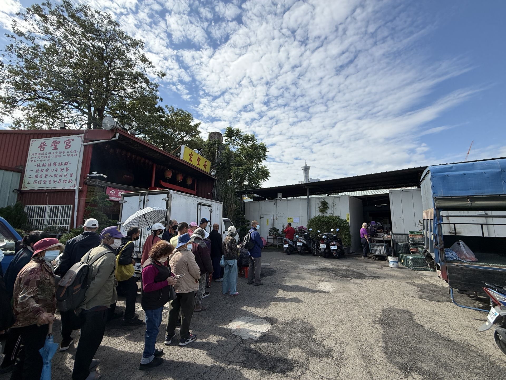 普聖宮愛心便當天天發放，吸引許多弱勢家庭、街友與長者前來領取，已成為在地最穩定的溫飽來源之一。
