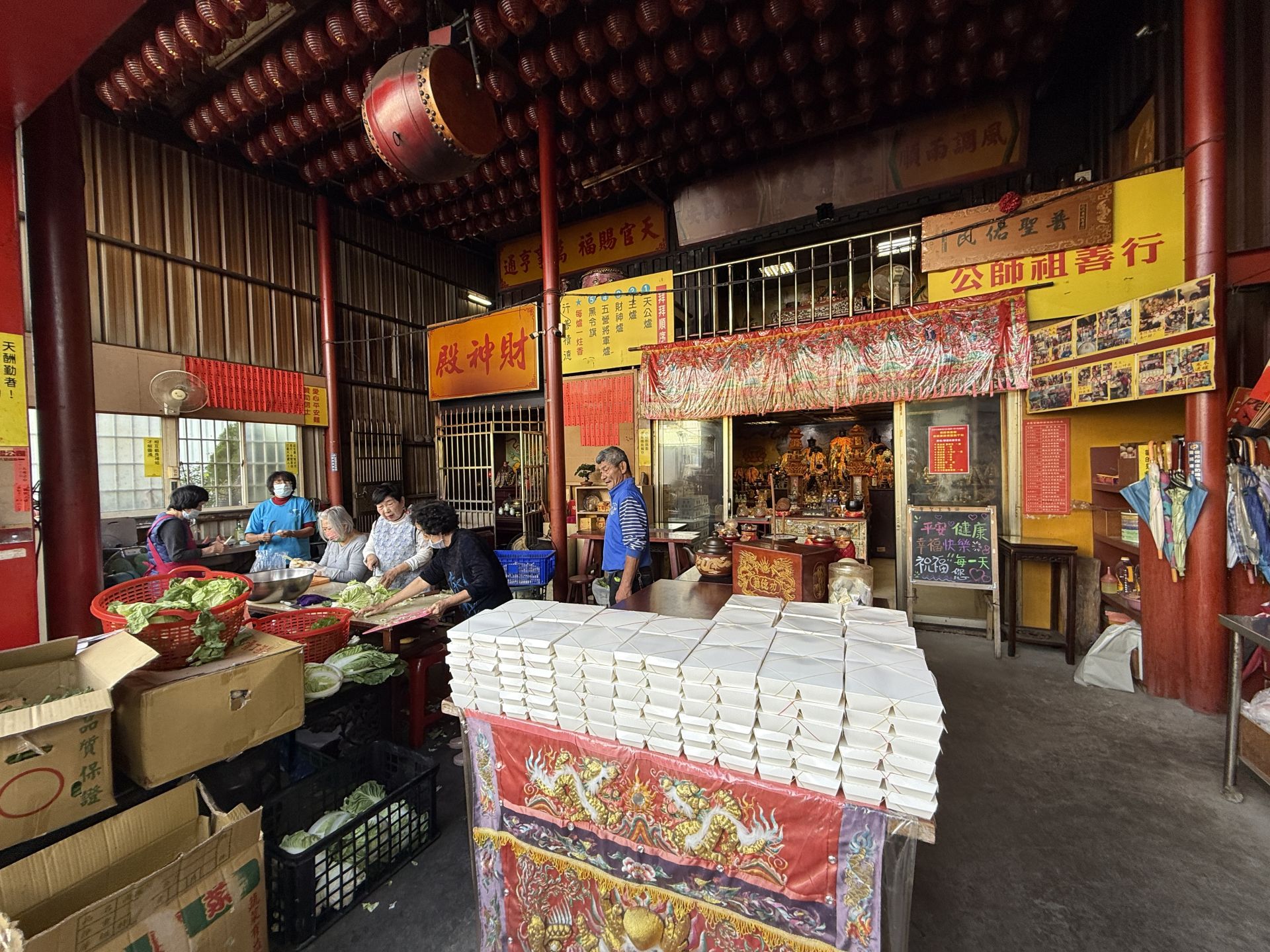 普聖宮行善祖師公的「天天送愛」行動，讓弱勢族群每天都能吃上一餐，不再為下一餐擔心。