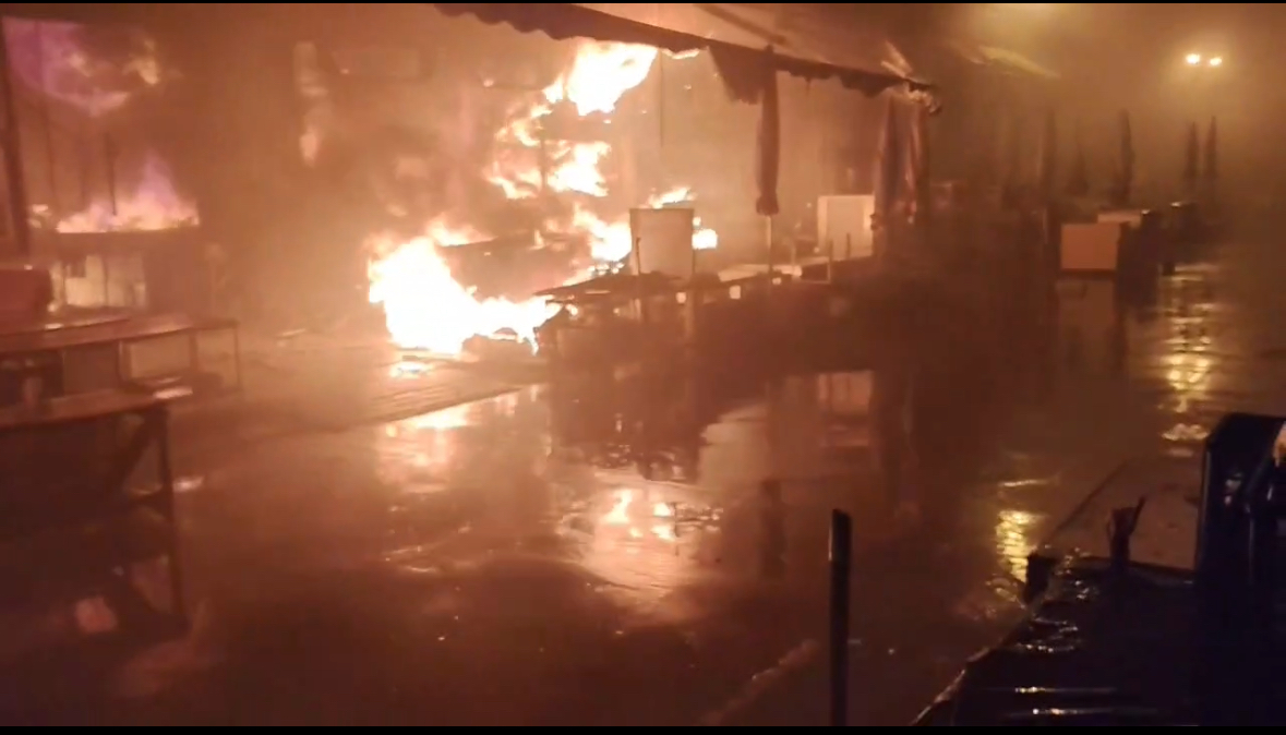 澎湖馬公北辰市場凌晨惡火濃煙衝天 燒毀多個攤商