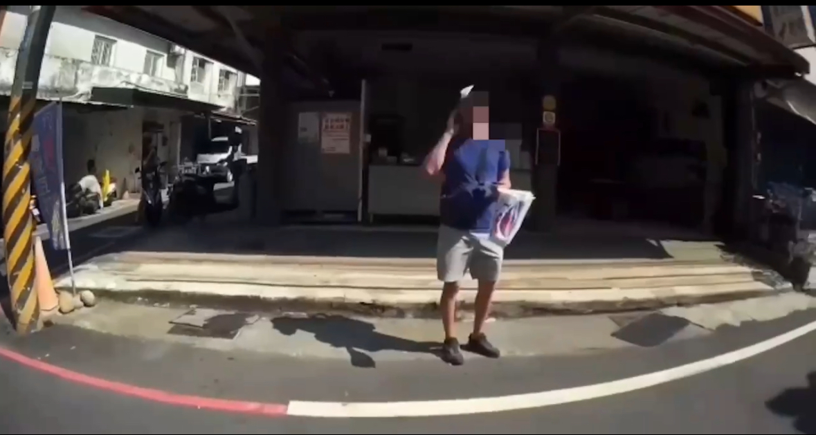 俄籍男高雄街頭賣自製國旗