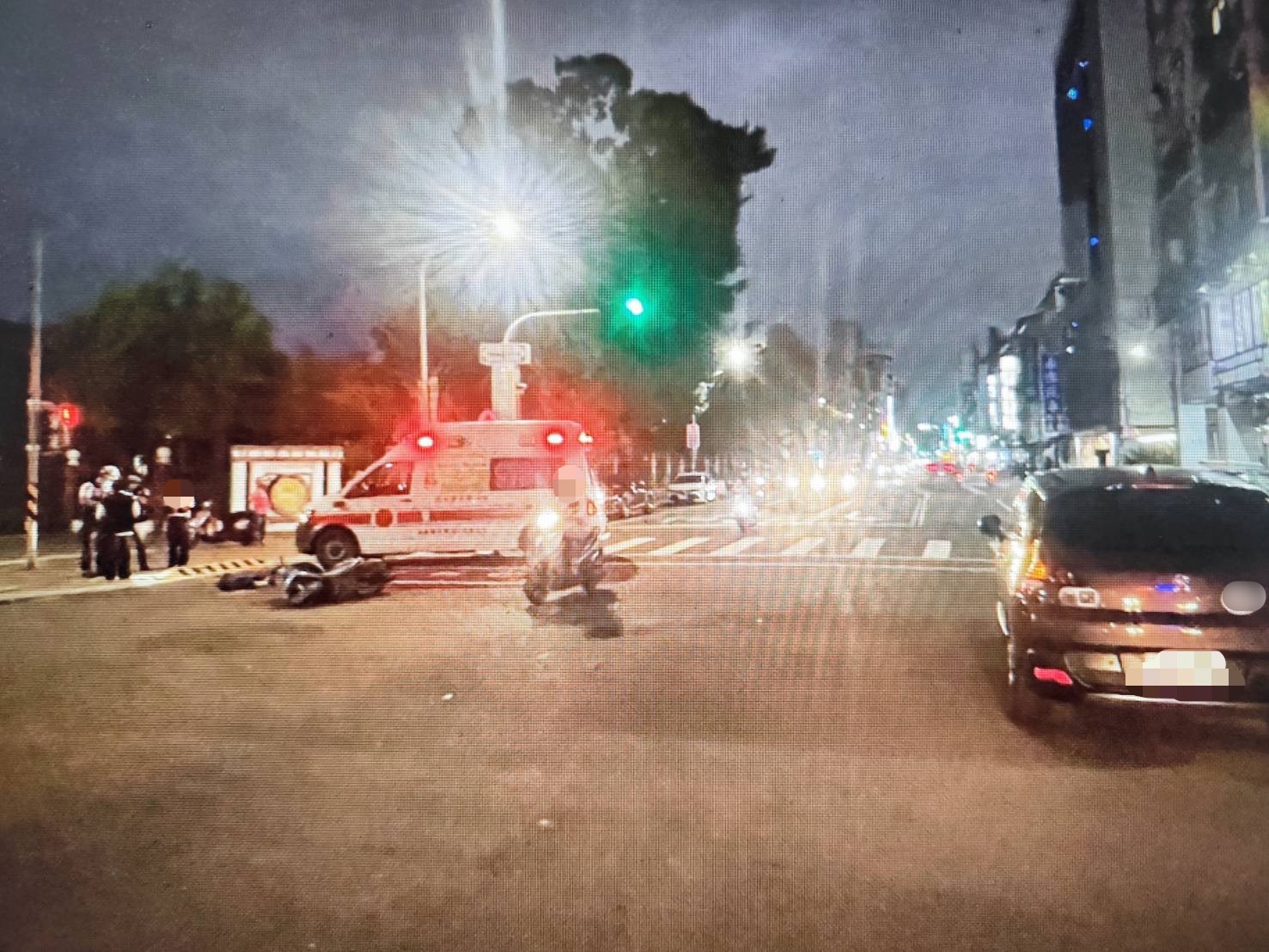 高雄女駕駛左轉不讓機車 騎士閃不過雷殘摔車