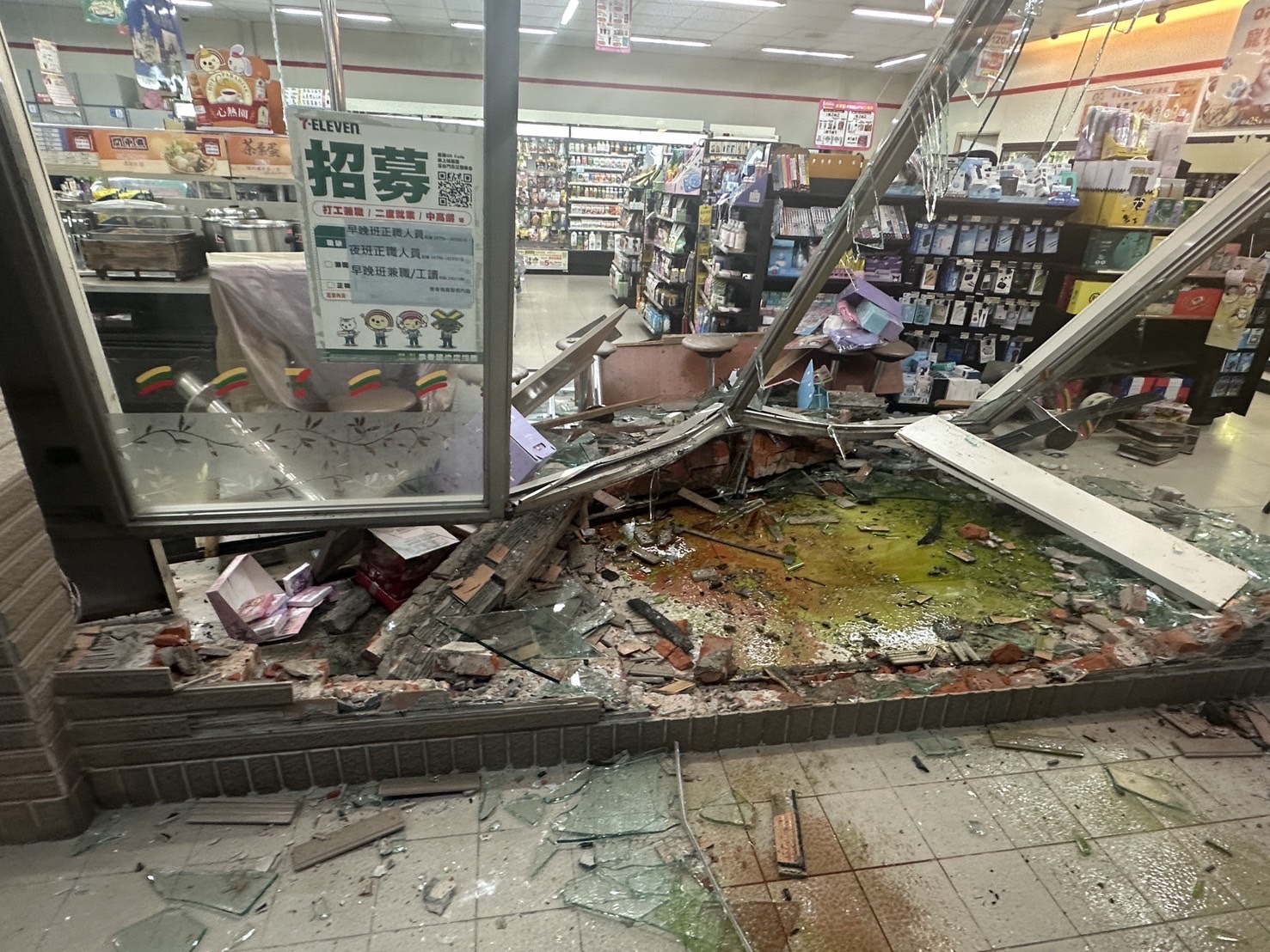 嘉義76歲翁誤踩油門 撞進太保 7-11 玻璃碎滿地