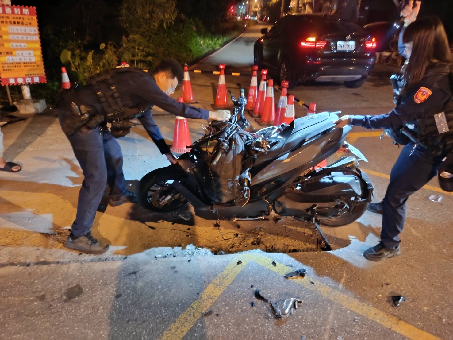 花蓮機車遭小客車撞飛「捲入車底輾過」  騎士搶救20天仍不治