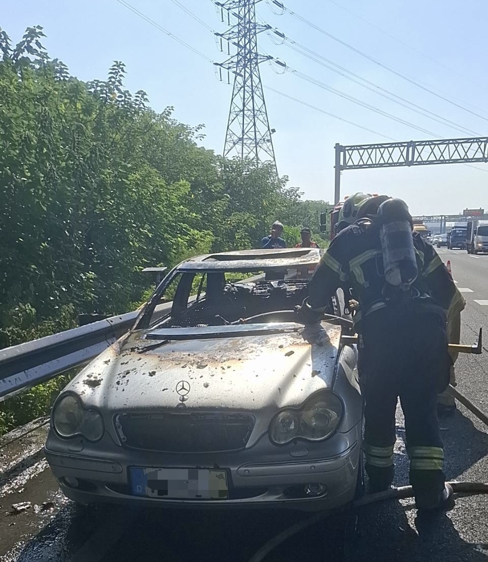 驚險! 國一楠梓段賓士車火燒車 中年駕駛僥倖逃過一劫