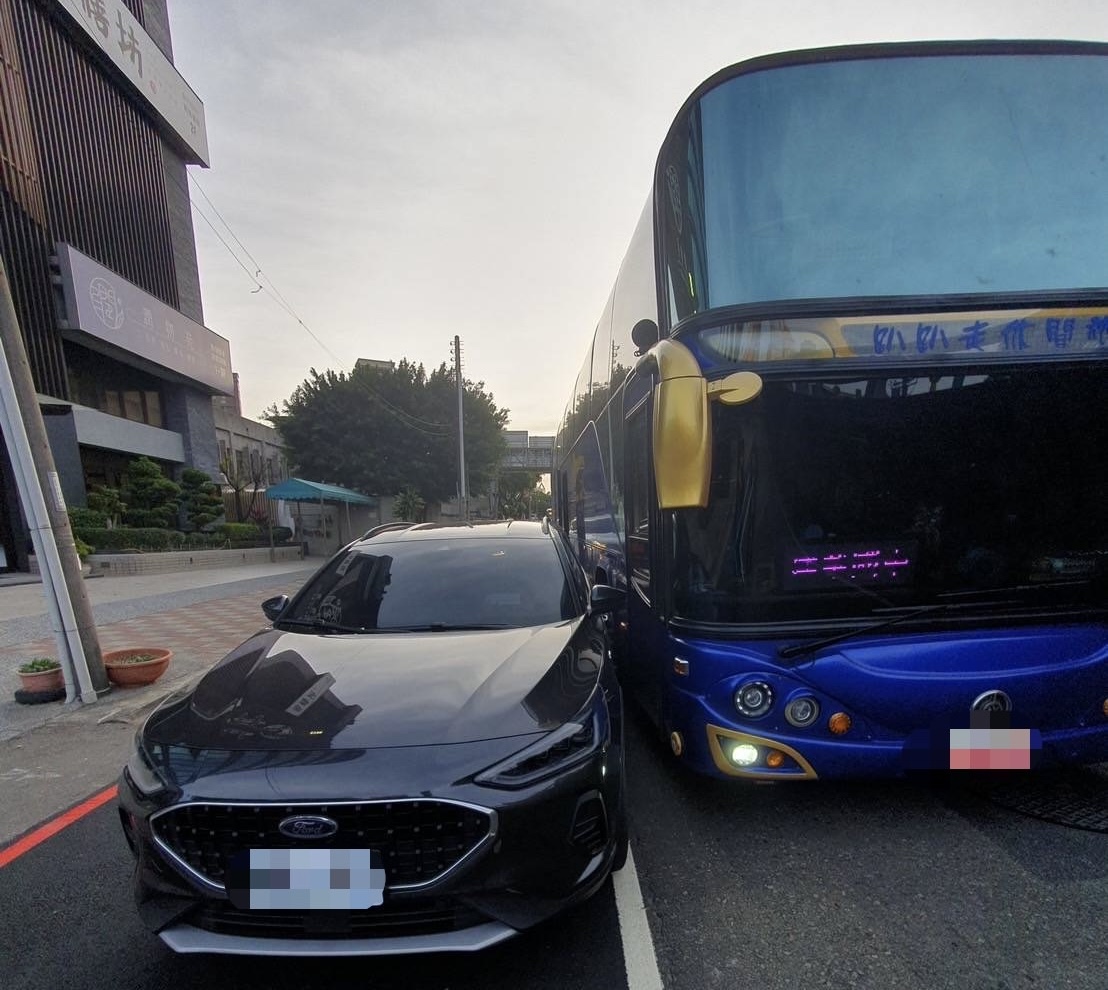 扯! 竹市建華國中校車駕駛酒駕 擦撞轎車 酒測0.54慘了