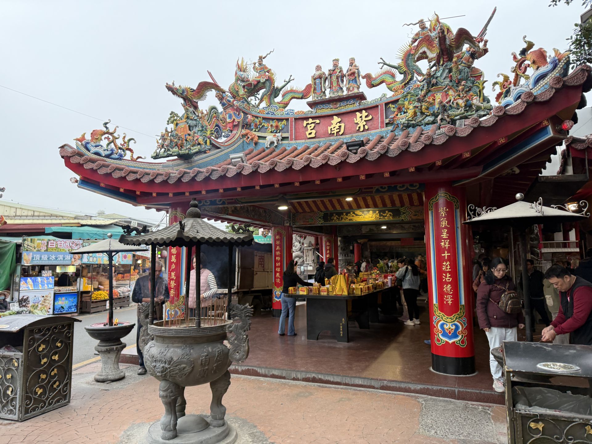 位於南投竹山的 紫南宮 香火鼎盛，元旦前夕吸引信眾前來參拜、迎接馬年福氣錢母發放，展現三百年土地公信仰的深厚凝聚力。