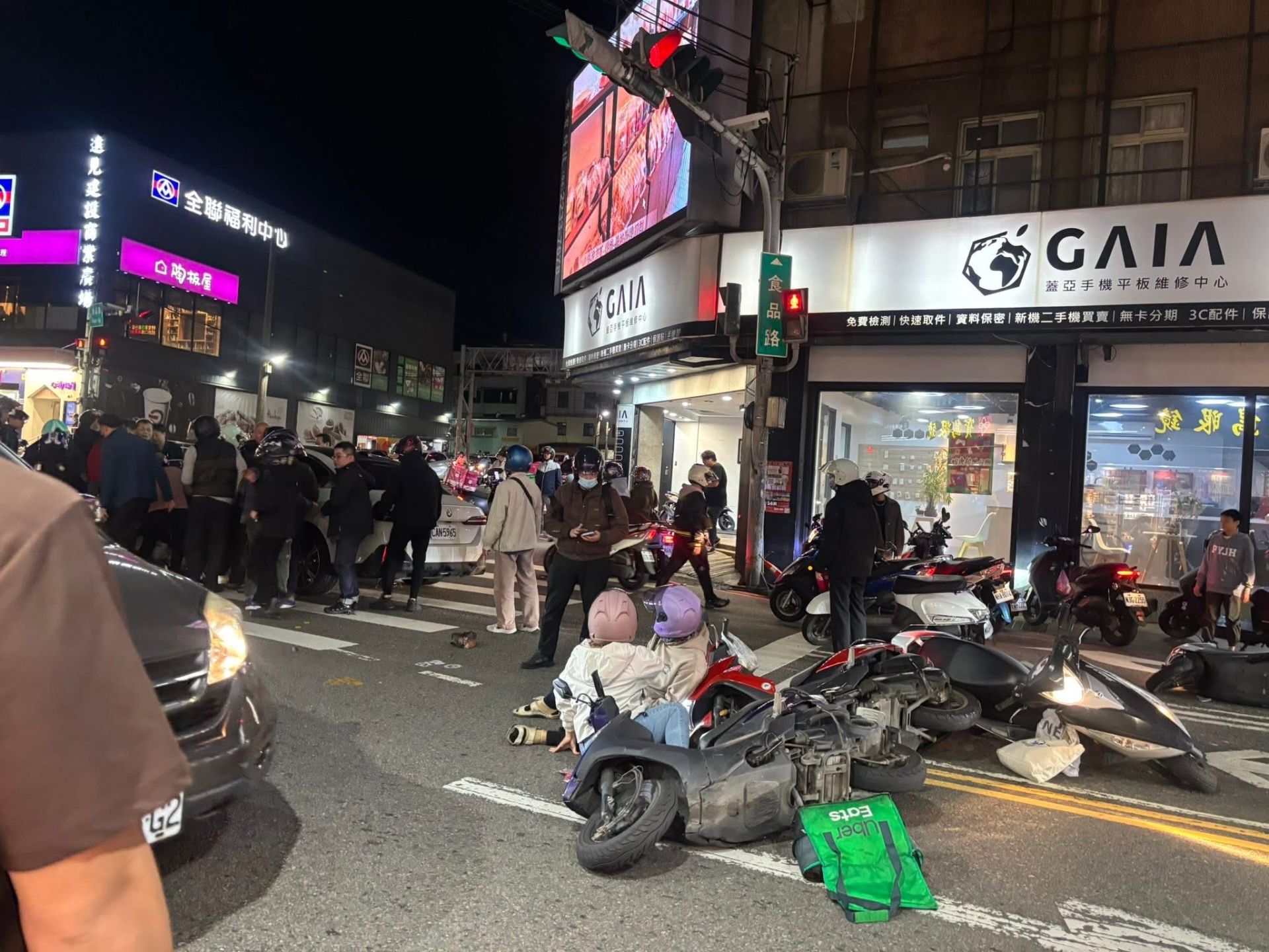 有片/ 竹市路口悚撞! BMW猛撞停等機車 騎士捲車底 眾人急抬車救人