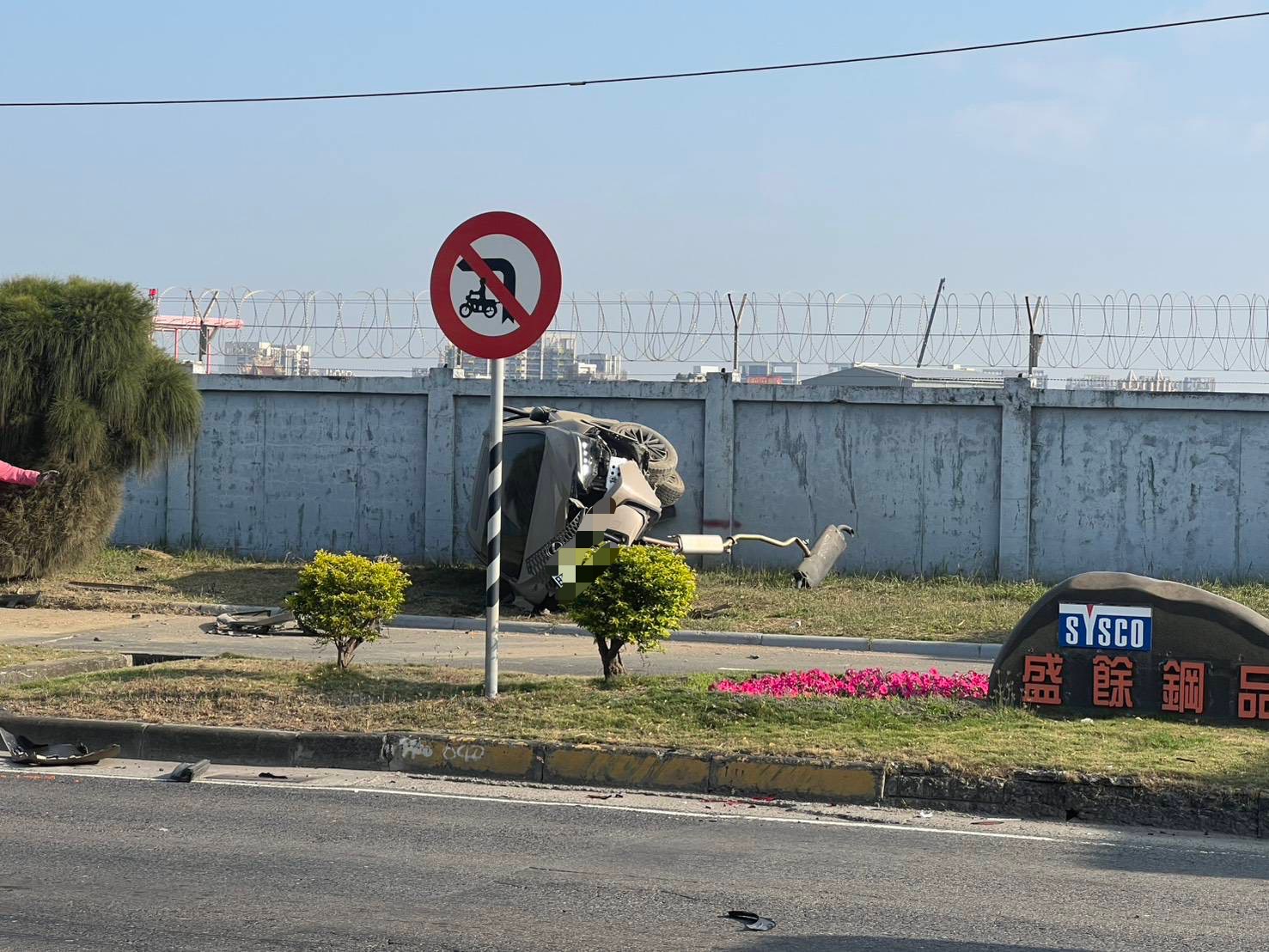 有片/女駕駛疑闖紅燈! 釀三車連環撞 休旅撞貨車翻覆機場圍牆旁 有片/女駕駛疑闖紅燈! 釀三車連環撞 休旅撞貨車翻覆機場圍牆旁