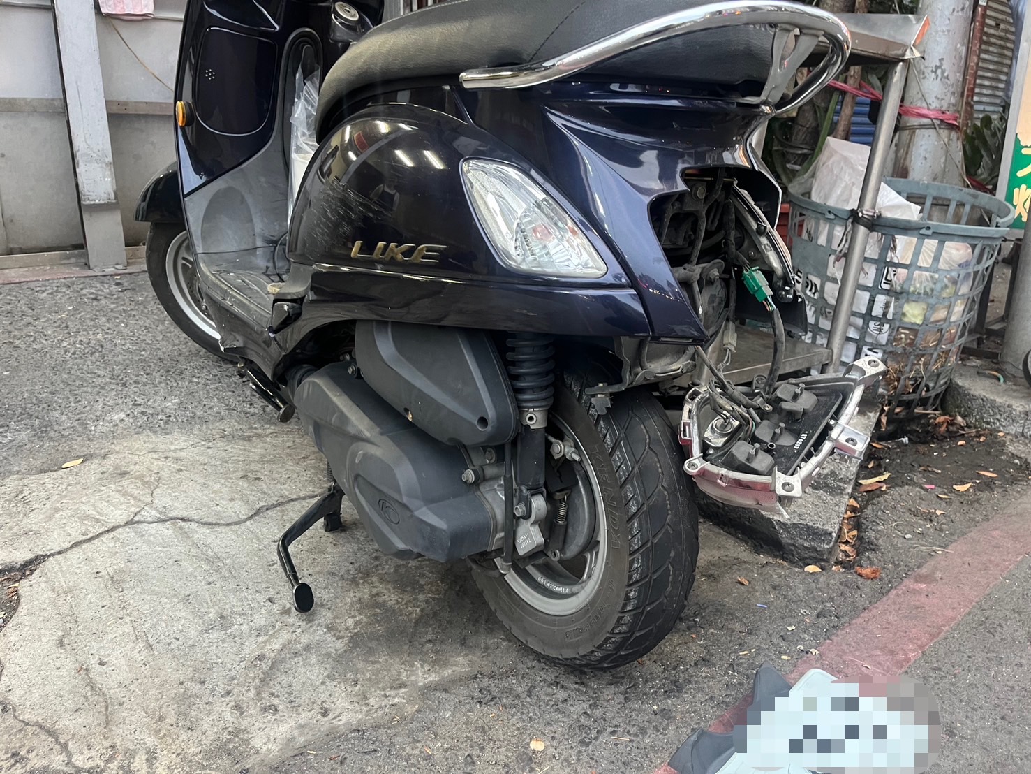 扯! 11歲童無照騎機車闖紅燈撞上大人 雙雙倒地 