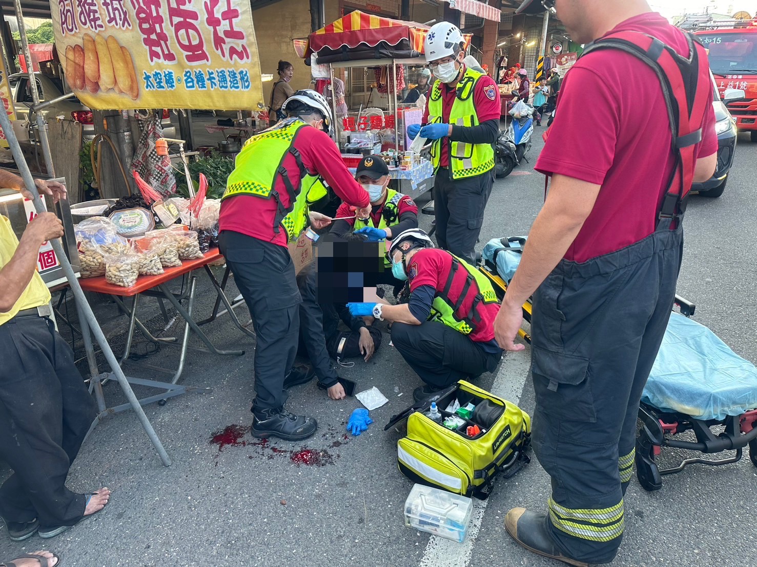 玩命? 男把「緬甸蟒」掛脖散步遛蛇 突遭狂纏倒地 頭部濺血送醫