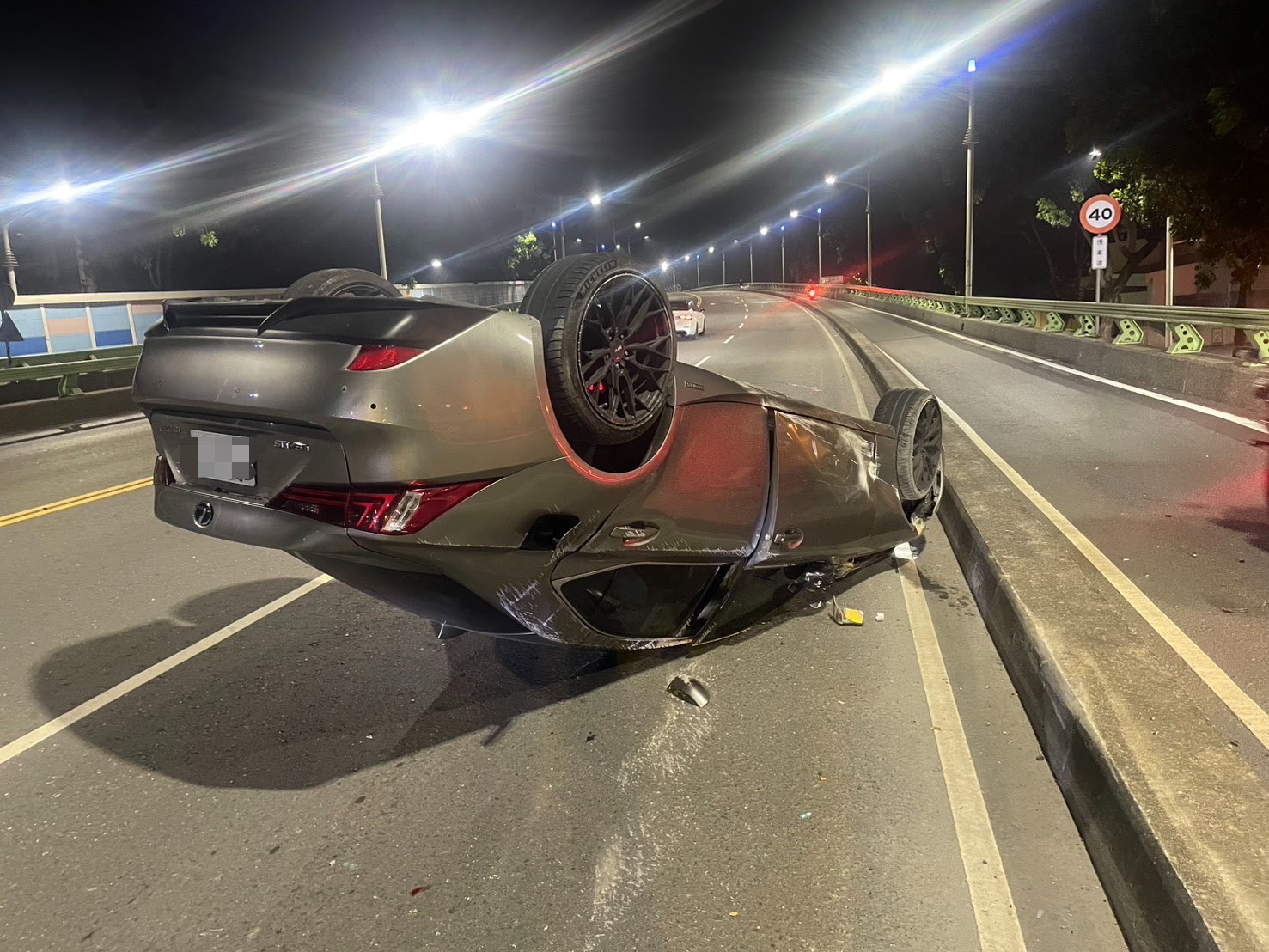 驚! 楠梓「德民新橋」驚傳翻車意外 轎車「四輪朝天」33歲男奇蹟輕傷 驚! 楠梓「德民新橋」驚傳翻車意外 轎車「四輪朝天」33歲男奇蹟輕傷