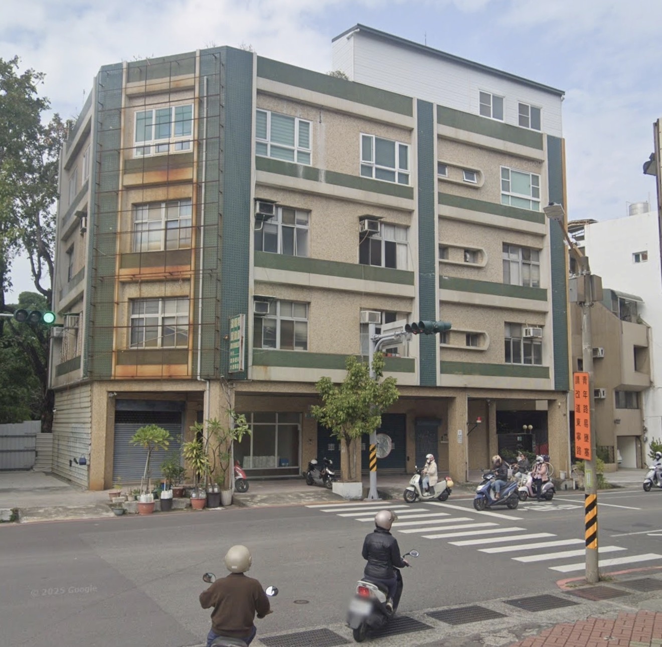 強風吹垮工地鷹架！台南街口「瞬間倒塌」  路人狂奔逃命驚險畫面曝光