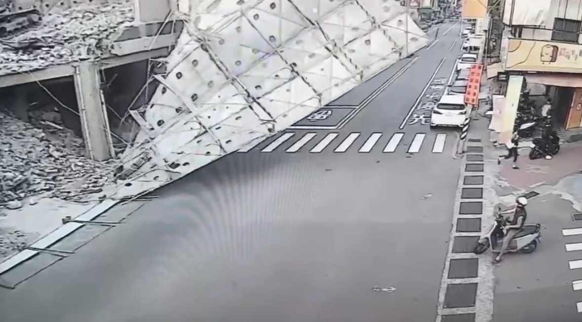 強風吹垮工地鷹架!台南街口「瞬間倒塌」 路人狂奔逃命驚險畫面曝光 強風吹垮工地鷹架!台南街口「瞬間倒塌」 路人狂奔逃命驚險畫面曝光