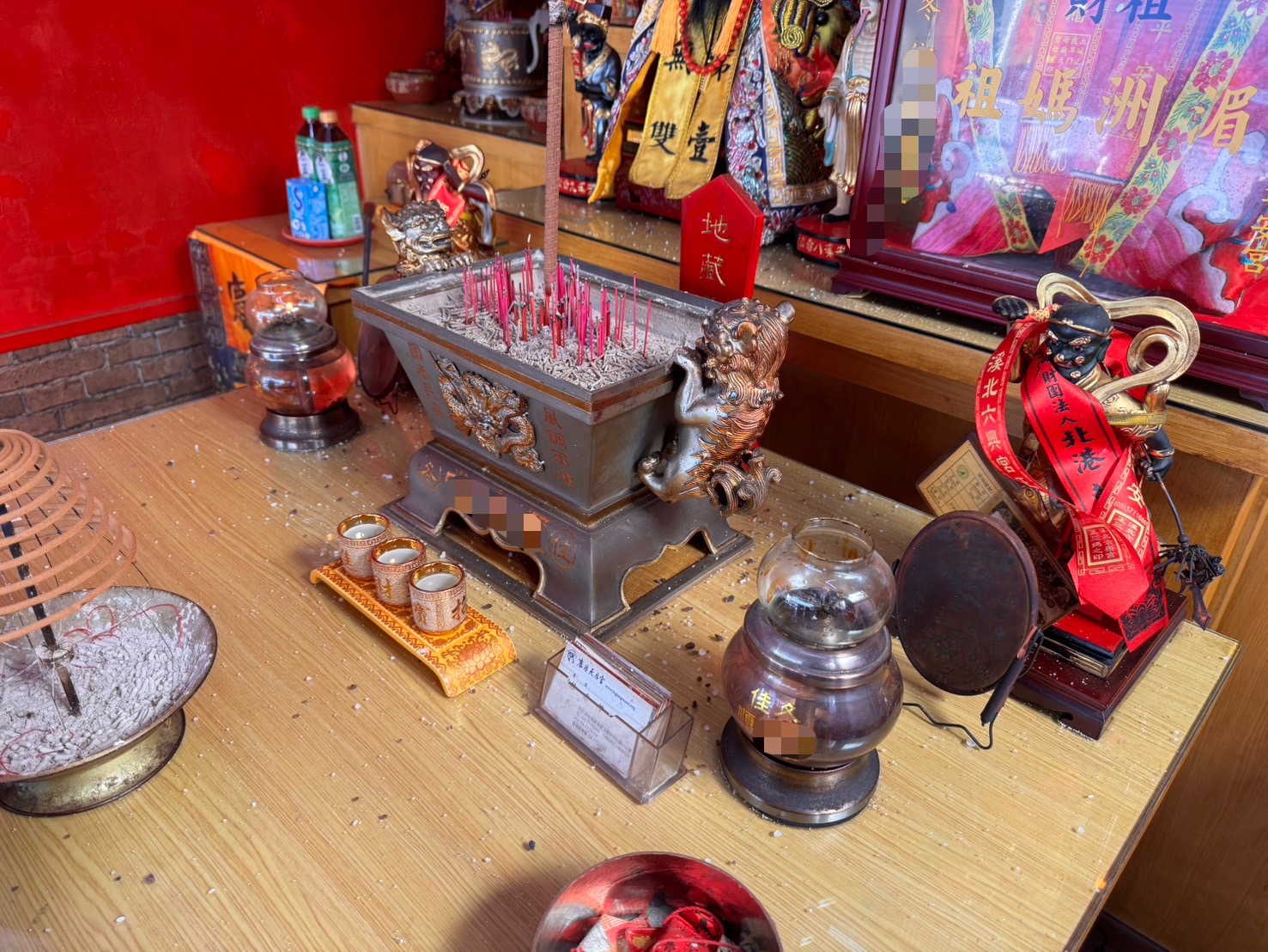 佳冬宮廟清晨遭潑異物 供桌、神尊沾粗鹽黑石…竟是鄰居糾紛惹禍