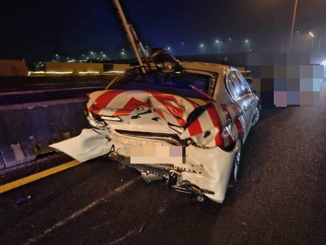 紅斑馬亮燈執勤竟被撞！國道1號深夜驚魂 駕駛未注意釀禍