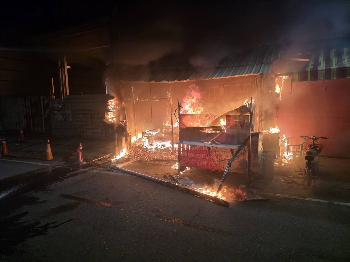 清晨大寮民宅惡火! 3名移工一度受困 印籍移工嗆傷送醫 另二人竟為越南失聯移工