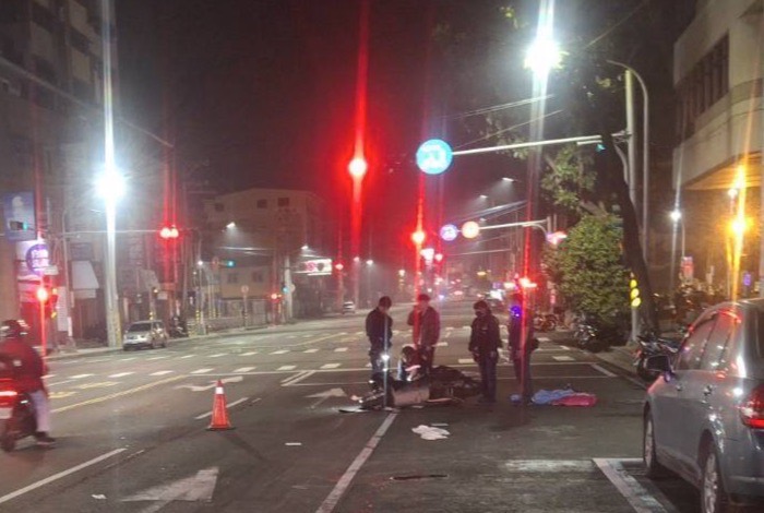 深夜穿越馬路遭重機撞上 楠梓83歲老婦送醫不治