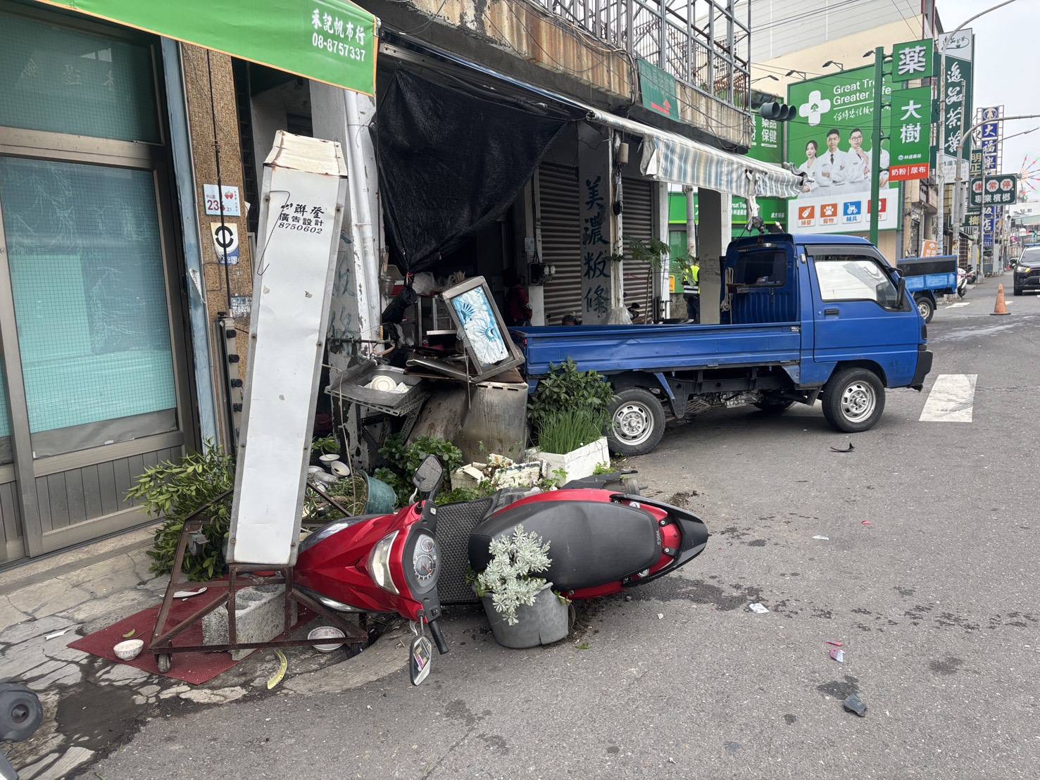 林邊貨車左轉沒禮讓 對向車碰撞後 尾甩撞麵攤及機車 